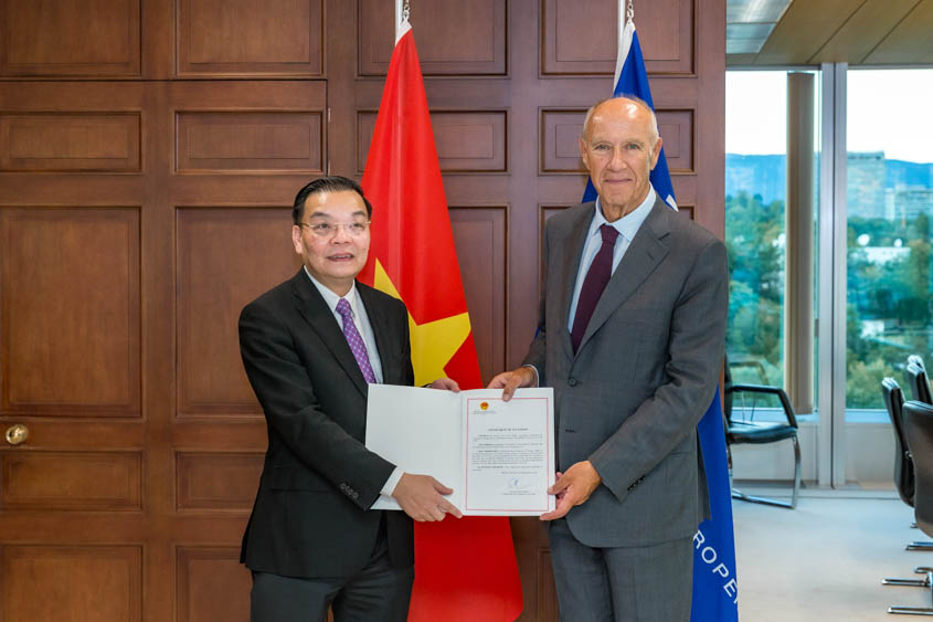 Viet Nam’s Minister for Science and Technology Chu Ngoc Anh hands over the accession document to WIPO Director General Francis Gurry.